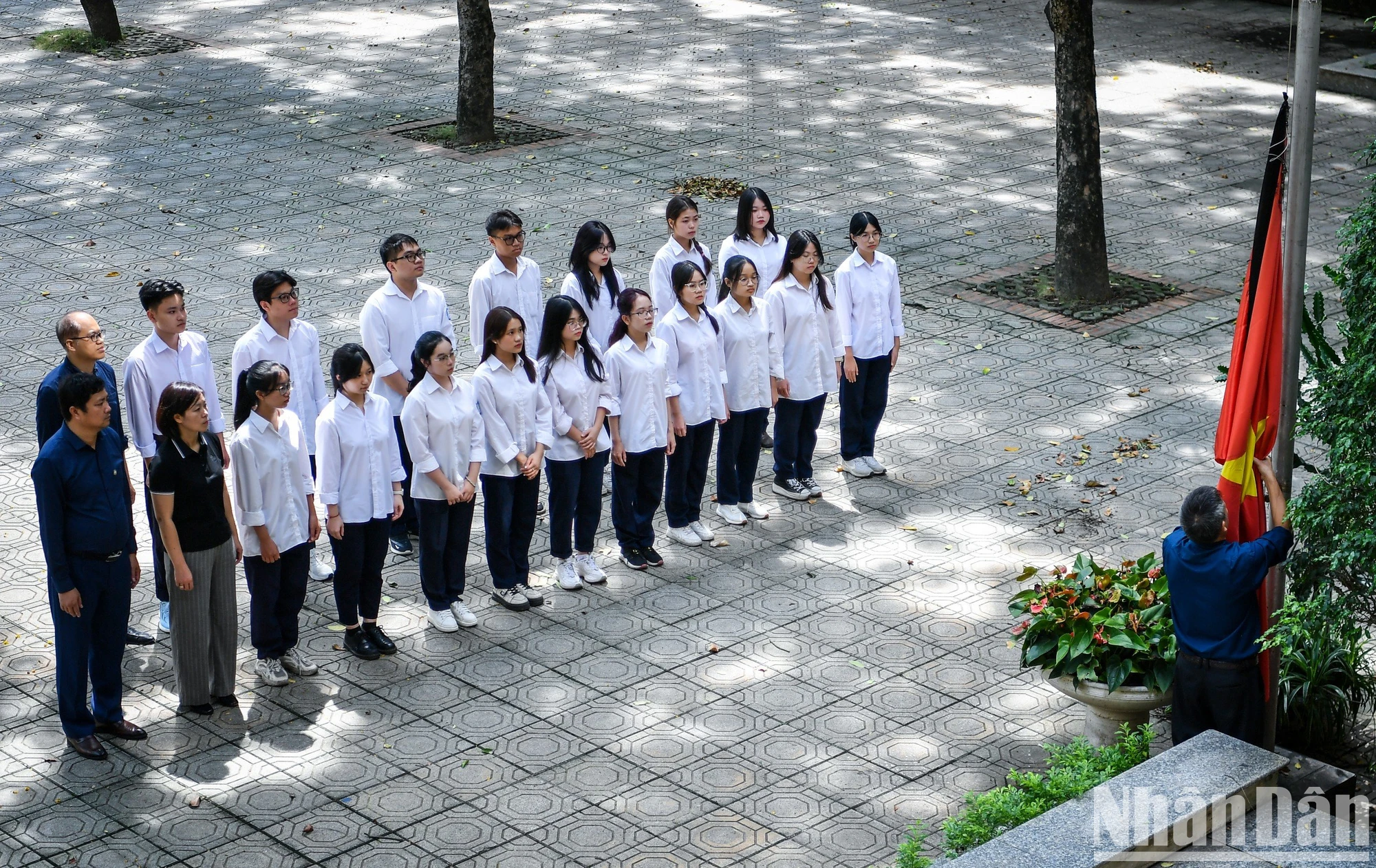 [Foto] Hanoi: Muchos lugares ondean banderas a media asta para conmemorar al Secretario General Nguyen Phu Trong foto 10