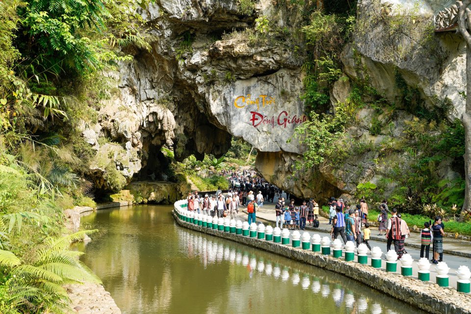 ドンザン天門エコツーリズムエリアは、クアンナム省西部の山岳地帯の観光に役立ち、近くや遠くからの観光客に新しい美しい印象を与える夜の妖精です。