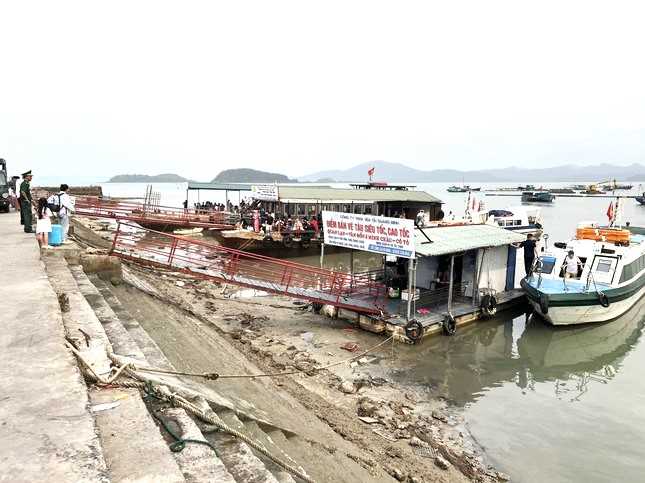 Thực hư thông tin gần 2.000 du khách mắc kẹt trên biển khi ra đảo Quan Lạn- Ảnh 1.