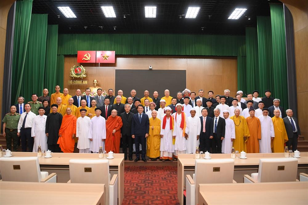 Minister Luong Tam Quang mit Delegierten und Würdenträgern religiöser Organisationen.