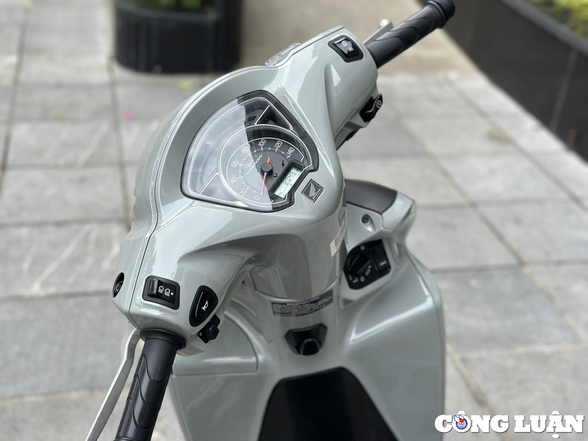 Honda Vision price in early June 2024 is nearly 3 million dong difference, shape 2