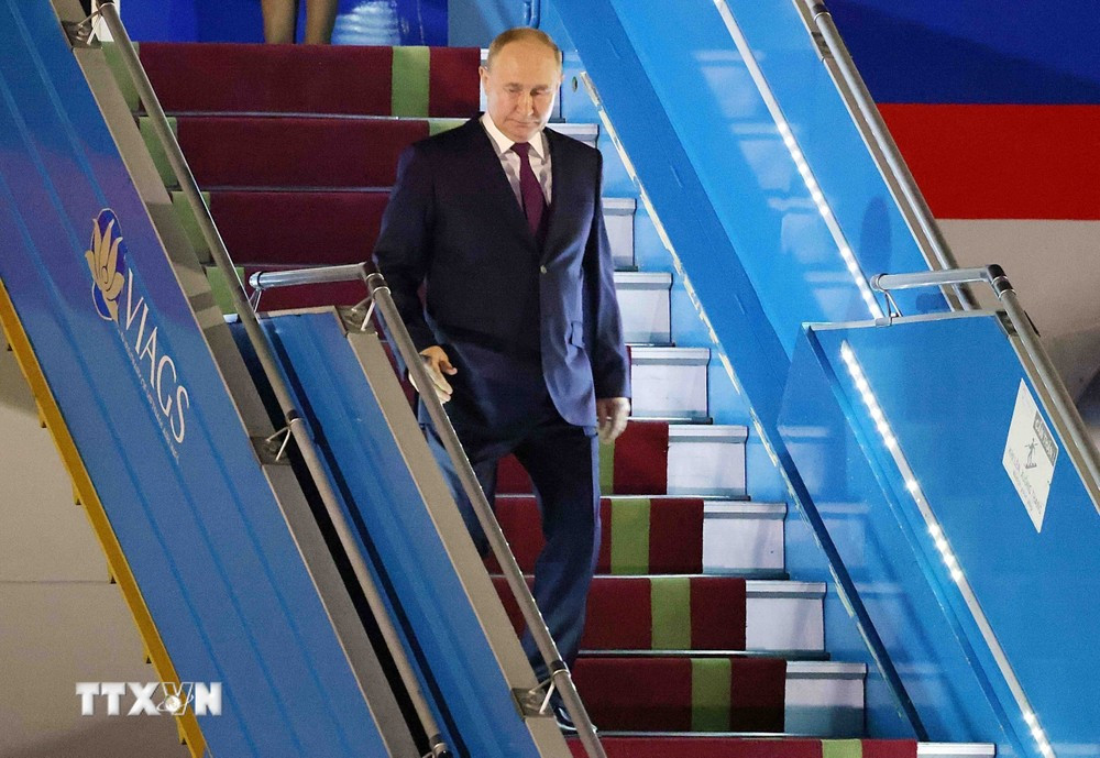 ロシア連邦のウラジーミル・プーチン大統領がノイバイ国際空港に到着。 （写真：ファム・キエン/VNA）