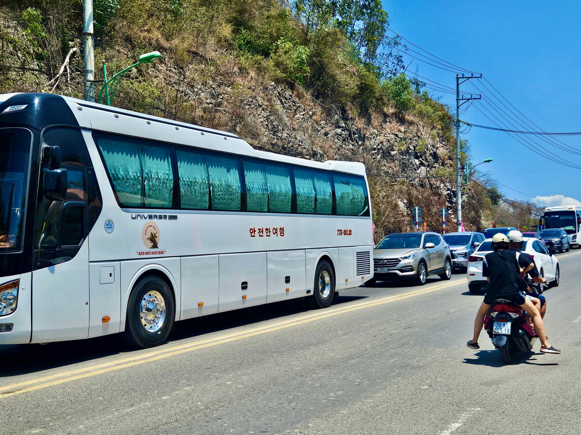 Nghỉ lễ, xe du lịch nối đuôi nhau trong nội thành Nha Trang- Ảnh 3.