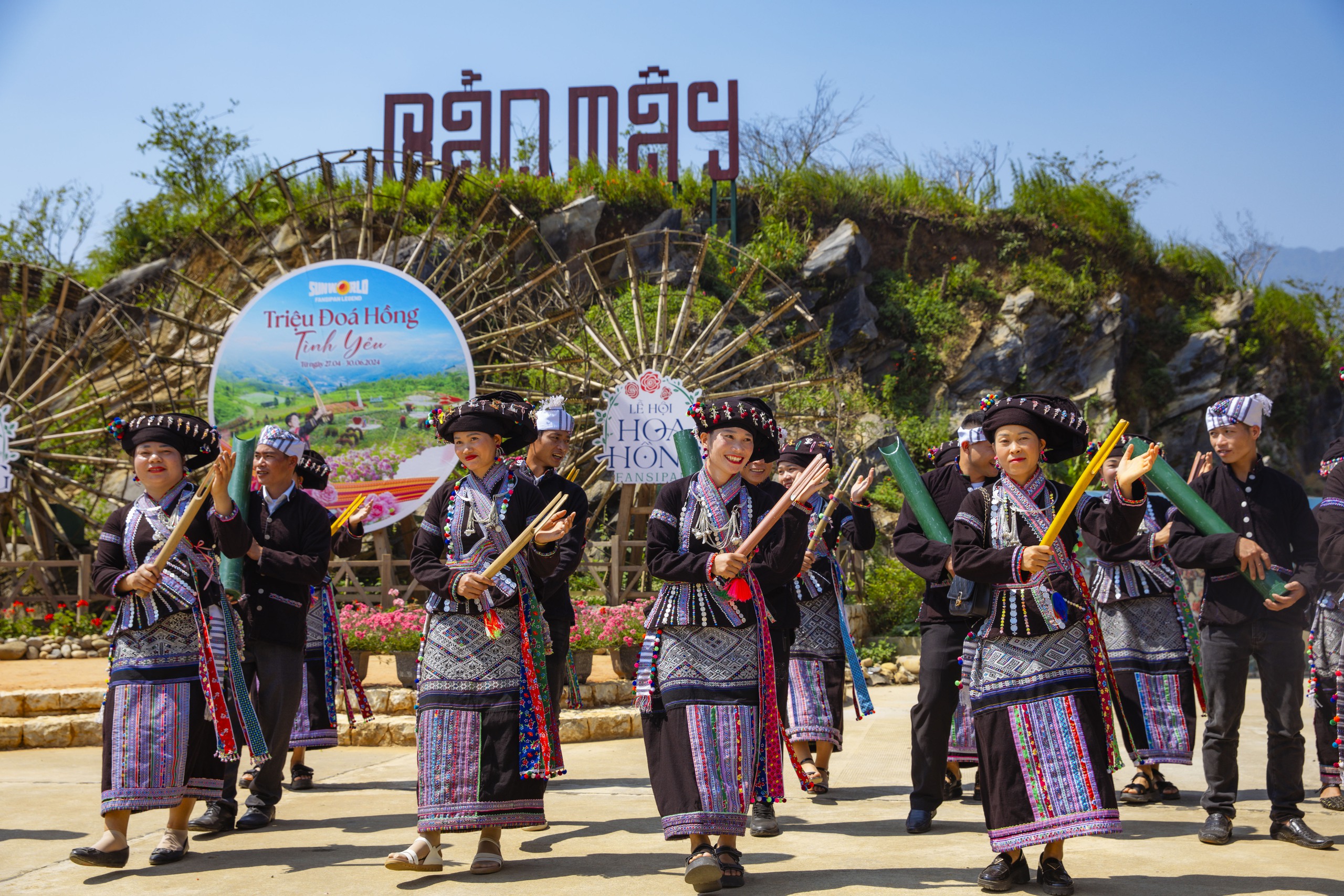 Bản Mây dịp này cũng rộn ràng những điệu múa duyên dáng, những lời ca tiếng hát mang đậm bản sắc Tây Bắc