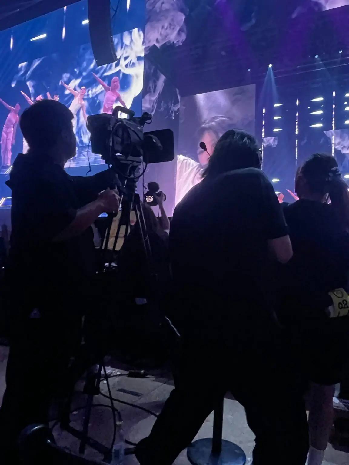 Los fotógrafos y camarógrafos bloquearon la visión de la audiencia sentada al frente. Foto: Naver