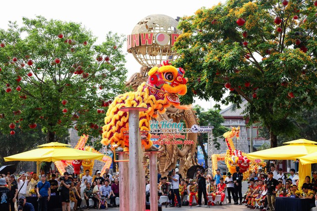 Despite the hot weather, thousands of tourists still flock to Sa Pa, Ha Long, and Sam Son to enjoy the first day of the holiday - Photo 2.