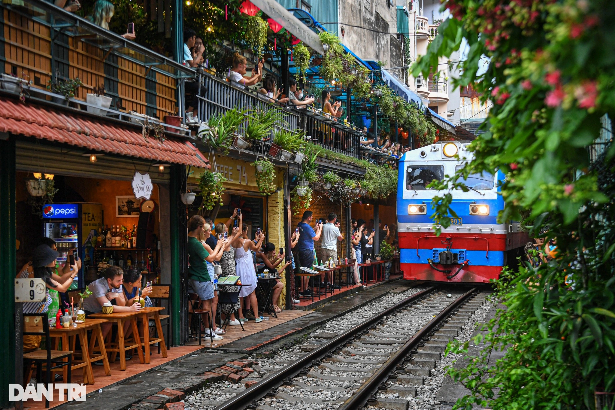 Foreign tourists still 'crazy' about checking in at train street cafes in Hanoi