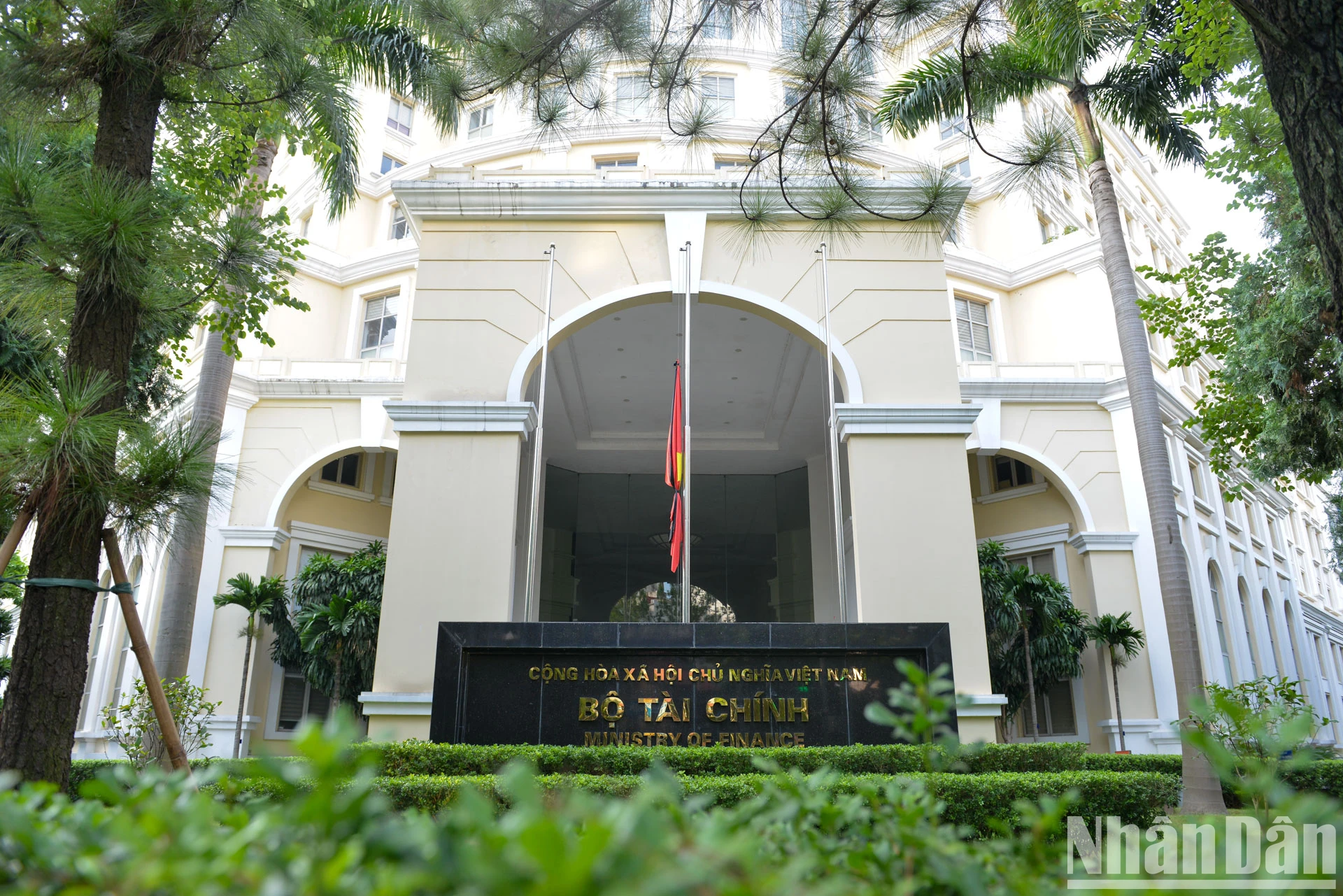 [Foto] Hanoi: Muchos lugares ondean banderas a media asta para conmemorar al Secretario General Nguyen Phu Trong foto 5