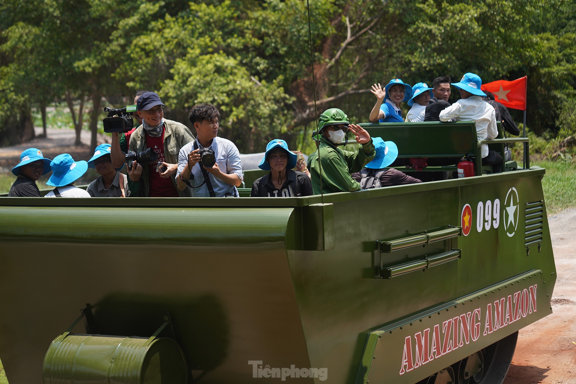 Experience armored vehicles 'crossing the forest' to avoid the heat during the April 30 holiday photo 8