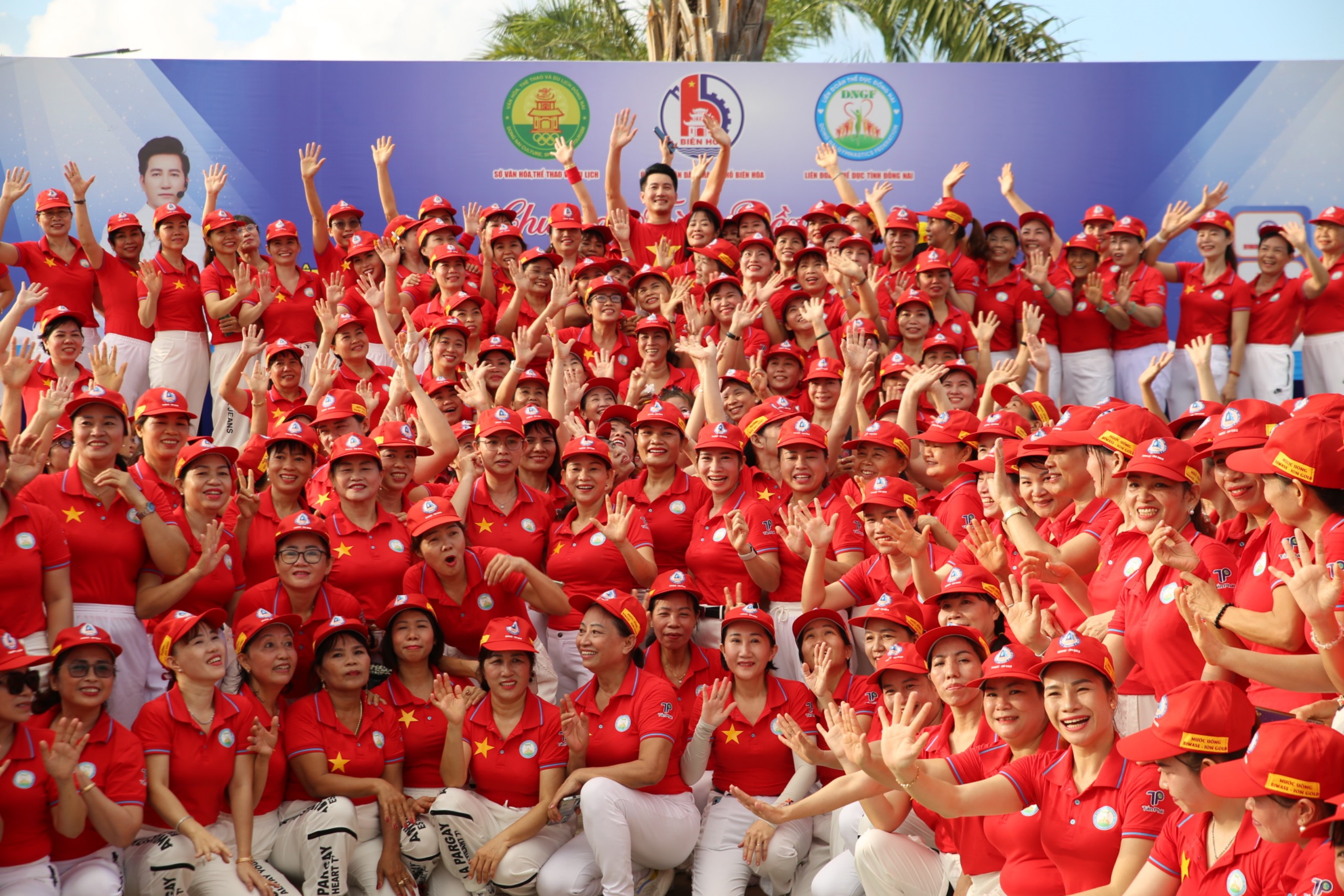 Event - Women of Dong Nai province form a giant picture to celebrate April 30 (Photo 4).