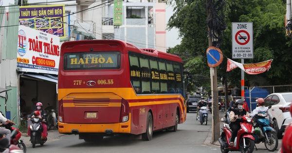 Xe khách giường nằm vô tư chạy vào giờ cấm quanh bến xe Miền Đông cũ