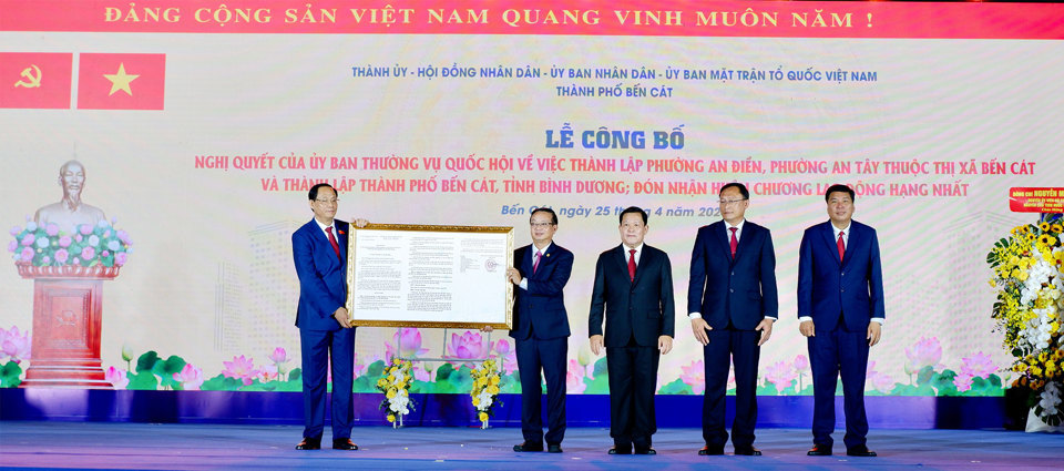 On April 25, Senior Lieutenant General Tran Quang Phuong - Member of the Party Central Committee, Vice Chairman of the National Assembly presented the Resolution on the establishment of Ben Cat city of the National Assembly Standing Committee to the Party Committee and government of Ben Cat city. Photo: Organizing Committee.