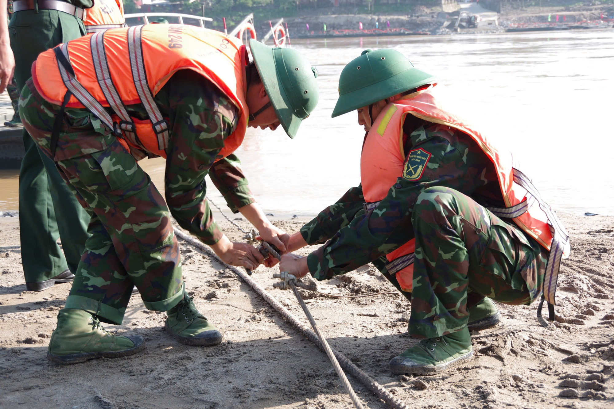 Phà quân sự thay thế cầu phao Phong Châu hoạt động phục vụ người dân - Ảnh 3.