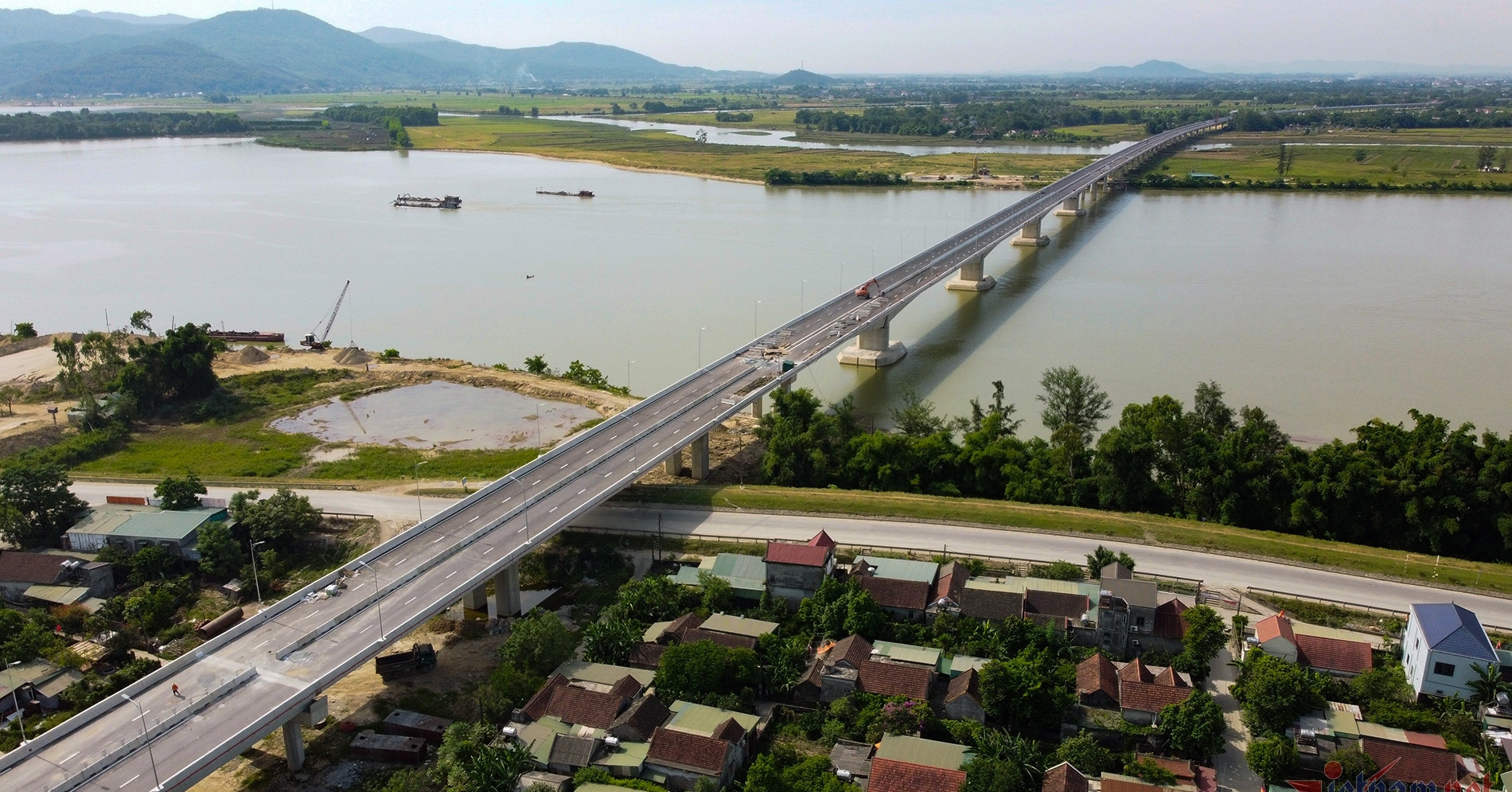 Which bridge connects Nghe An and Ha Tinh provinces?