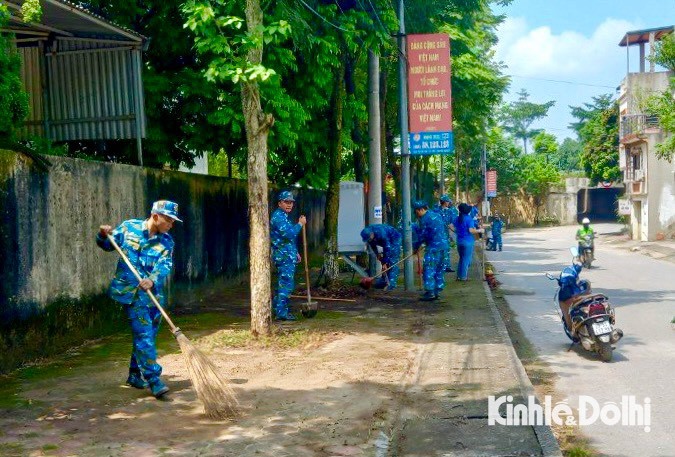 Lực lượng quân đội cũng được huy động cùng với người dân và đơn vị vệ sinh môi trường làm công tác dọn vệ sinh, khử khuẩn ở các tuyến đường đi vào thôn Lại Đà - là một trong ba địa điểm chính sẽ diễn ra tang lễ Tổng Bí thư Nguyễn Phú Trọng tại địa bàn huyện Đông Anh.