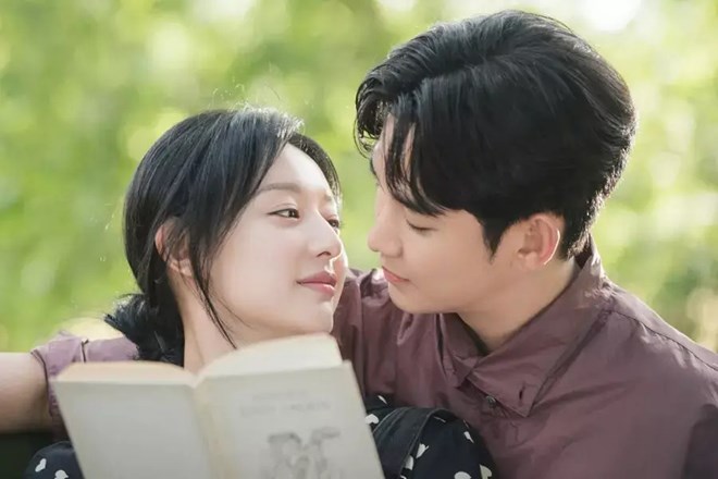 Surpassant Kim Ji Won, Kim Soo Hyun est le talent le plus apprécié en Corée