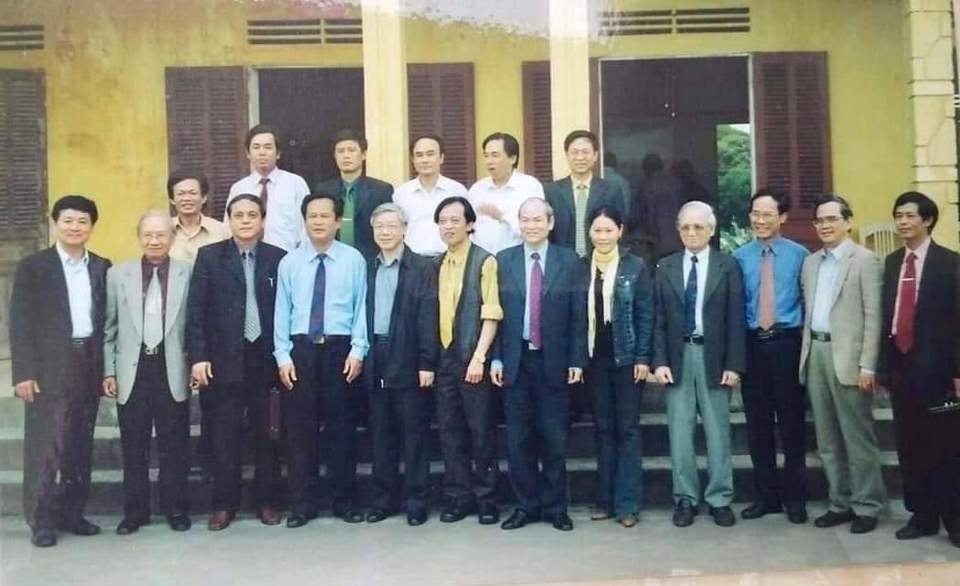 Le secrétaire général Nguyen Phu Trong a pris une photo avec des responsables de la commune de Thanh Tien, district de Thanh Chuong en 2003. Photo avec l'aimable autorisation de la commune de Thanh Tien