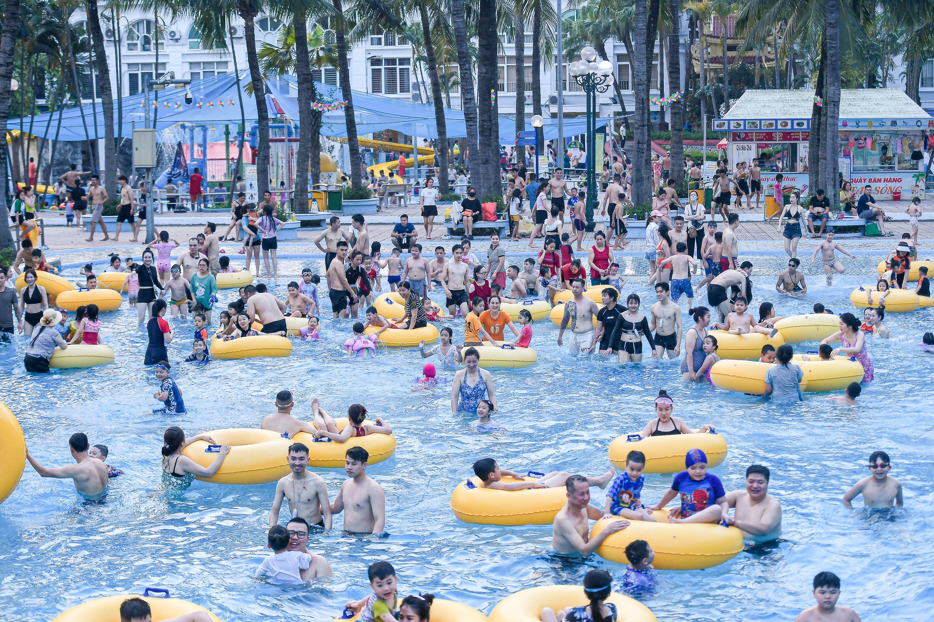 Nắng nóng gay gắt, công viên nước Hà Nội chật như nêm trong ngày nghỉ lễ - 9