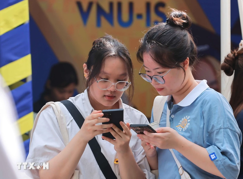 Les candidats peuvent trouver des informations sur les programmes et les majeures sur « Journée d'admission aux universités et collèges 2024 ». (Photo : Hoang Hieu/VNA)