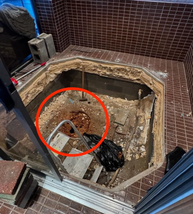 Đang cải tạo nhà, cặp vợ chồng phát hiện bí mật rùng rợn bao nằm ngay dưới chân, video 'thám hiểm' hút hàng triệu view - Ảnh 2.