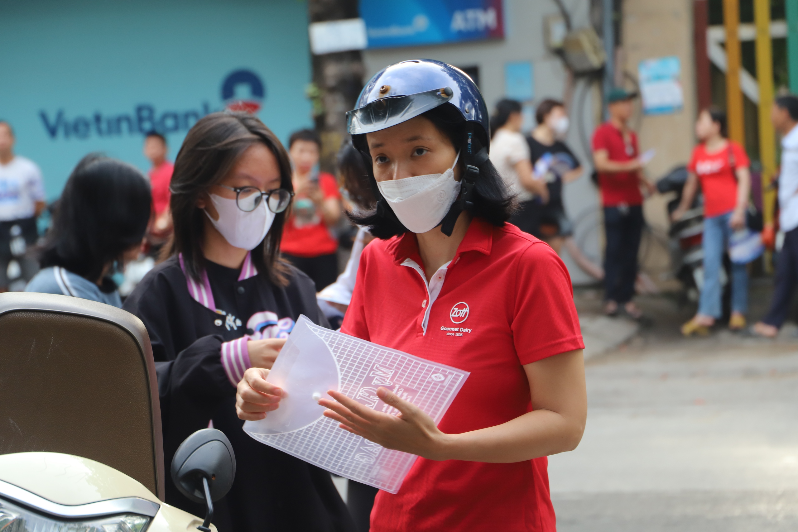 Thi vào 10 Hà Nội: Những hình ảnh yêu thương của bố mẹ dành cho con trong buổi thi đầu tiên- Ảnh 5.