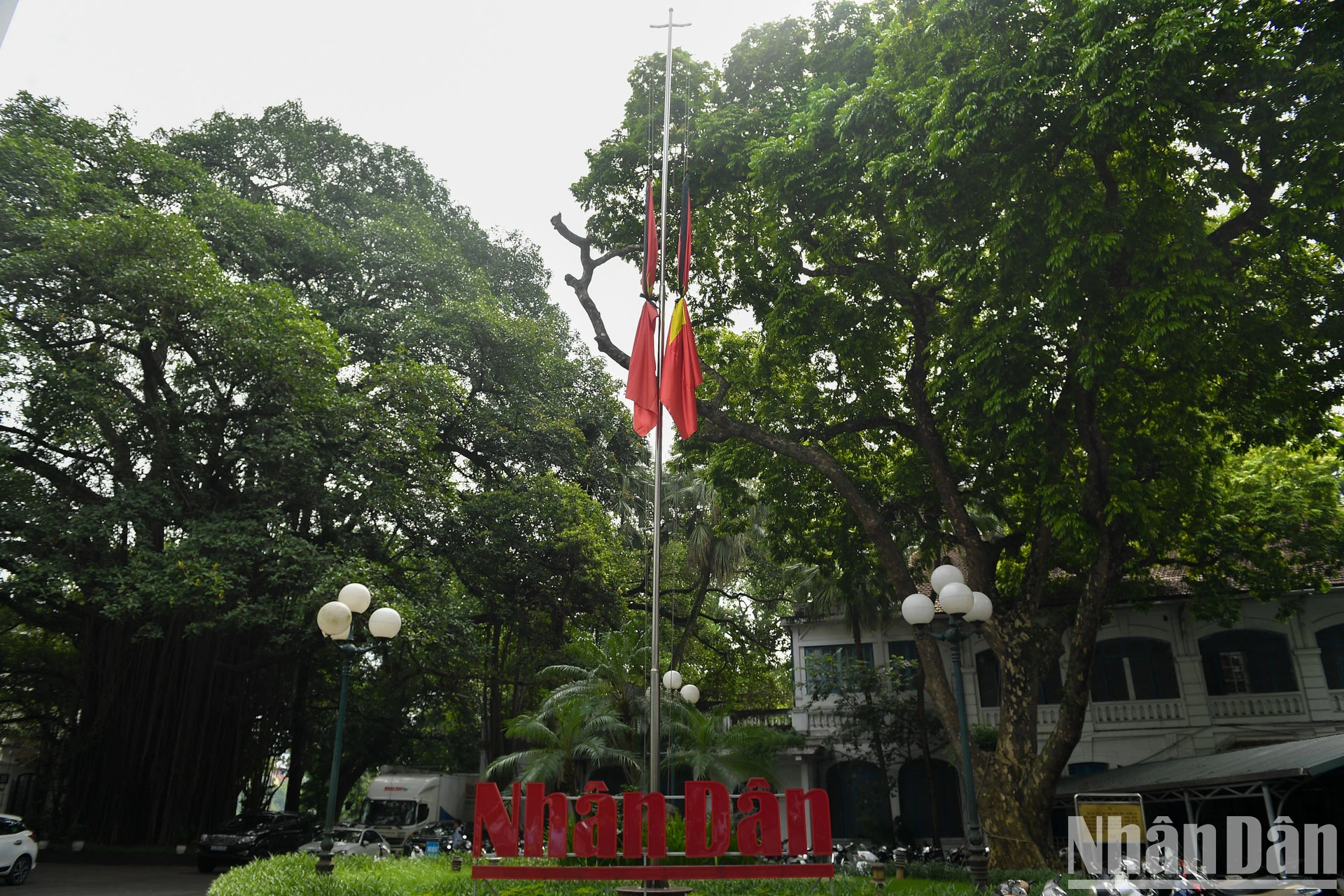 [Foto] Hanoi: Muchos lugares ondean banderas a media asta para conmemorar al Secretario General Nguyen Phu Trong foto 3