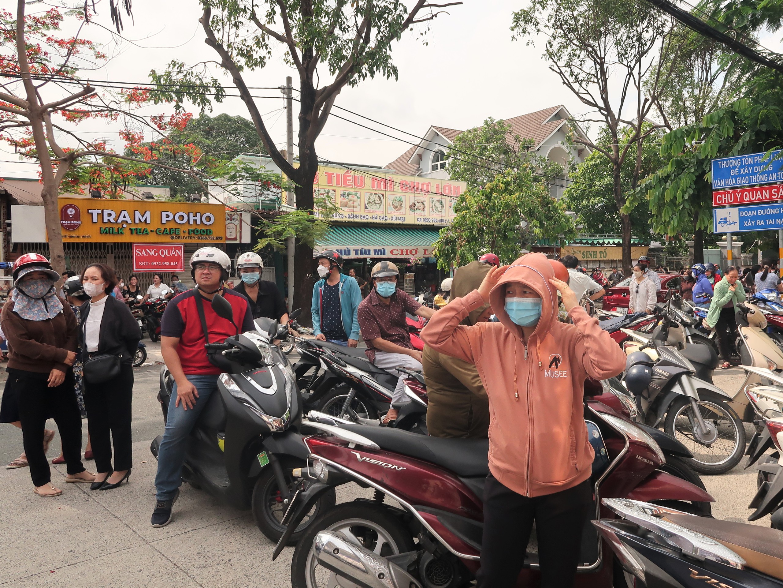 Kỳ thi lớp 10 THPT công lập TPHCM: Phụ huynh “vào mùa” đứng đợi ở cổng- Ảnh 8.