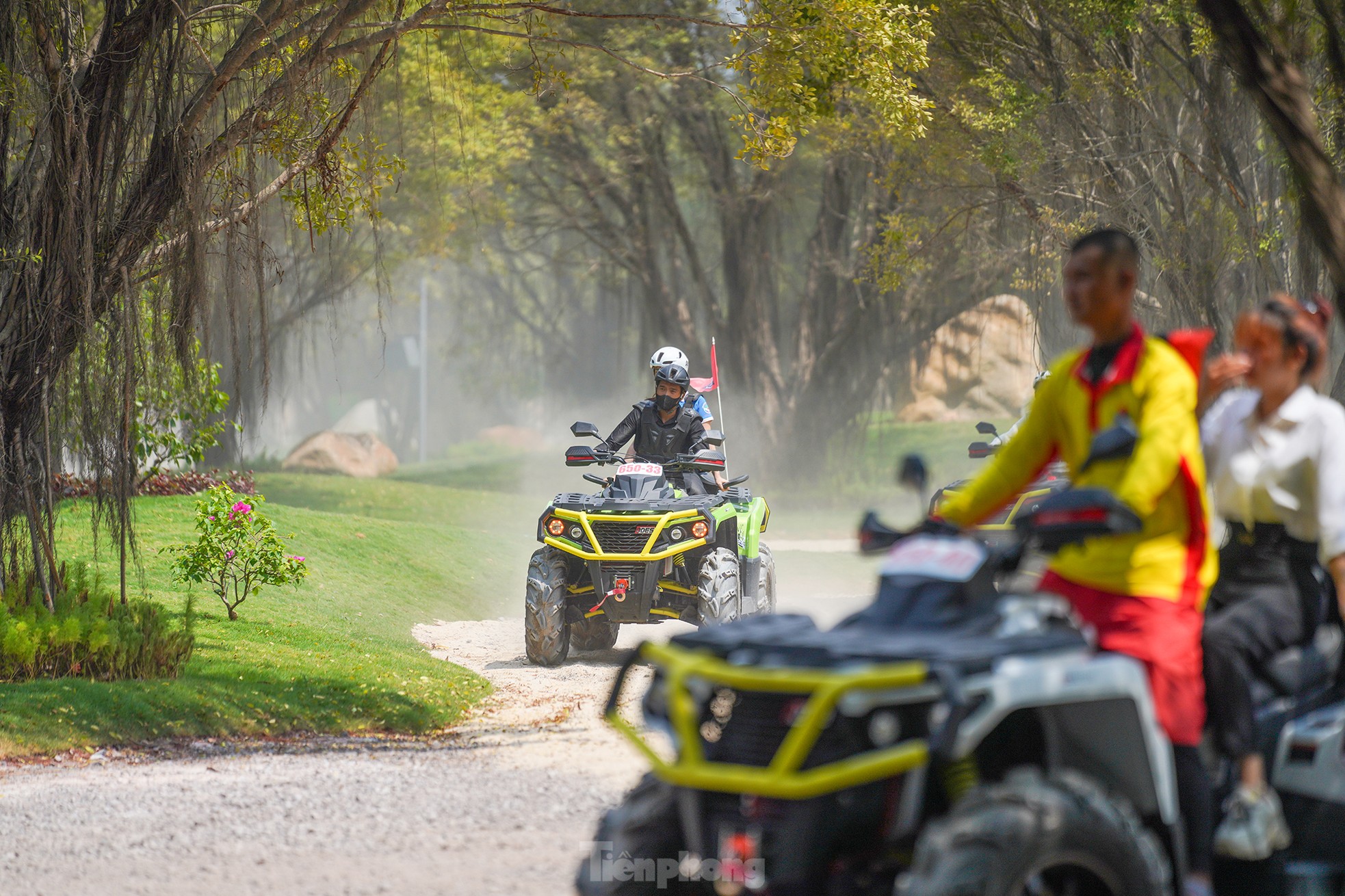 Experience armored vehicles 'crossing the forest' to avoid the heat during the April 30 holiday photo 11