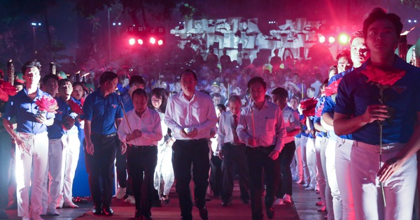 Les dirigeants et les jeunes de Ho Chi Minh-Ville allument des bougies pour rendre hommage aux martyrs héroïques de Con Dao