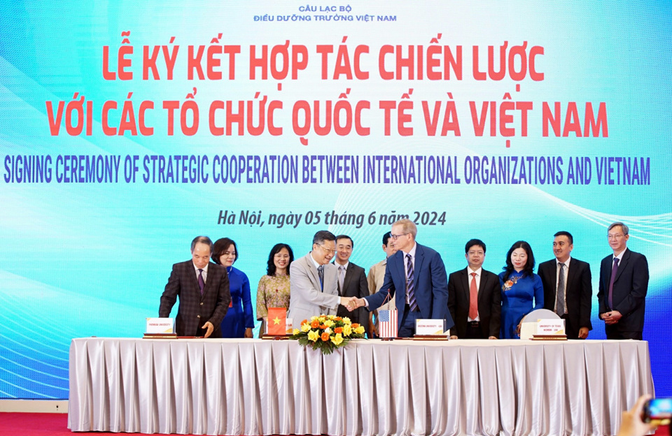 At the Congress, the Vietnam Chief Nursing Club signed strategic cooperation agreements with international and Vietnamese organizations.