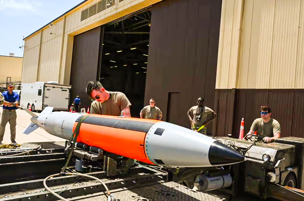 El Escuadrón de Pruebas de la Fuerza Aérea de EE. UU. carga una bomba B61-12 con capacidad nuclear en un bombardero B-2 Spirit. Foto: Fuerza Aérea de EE. UU.