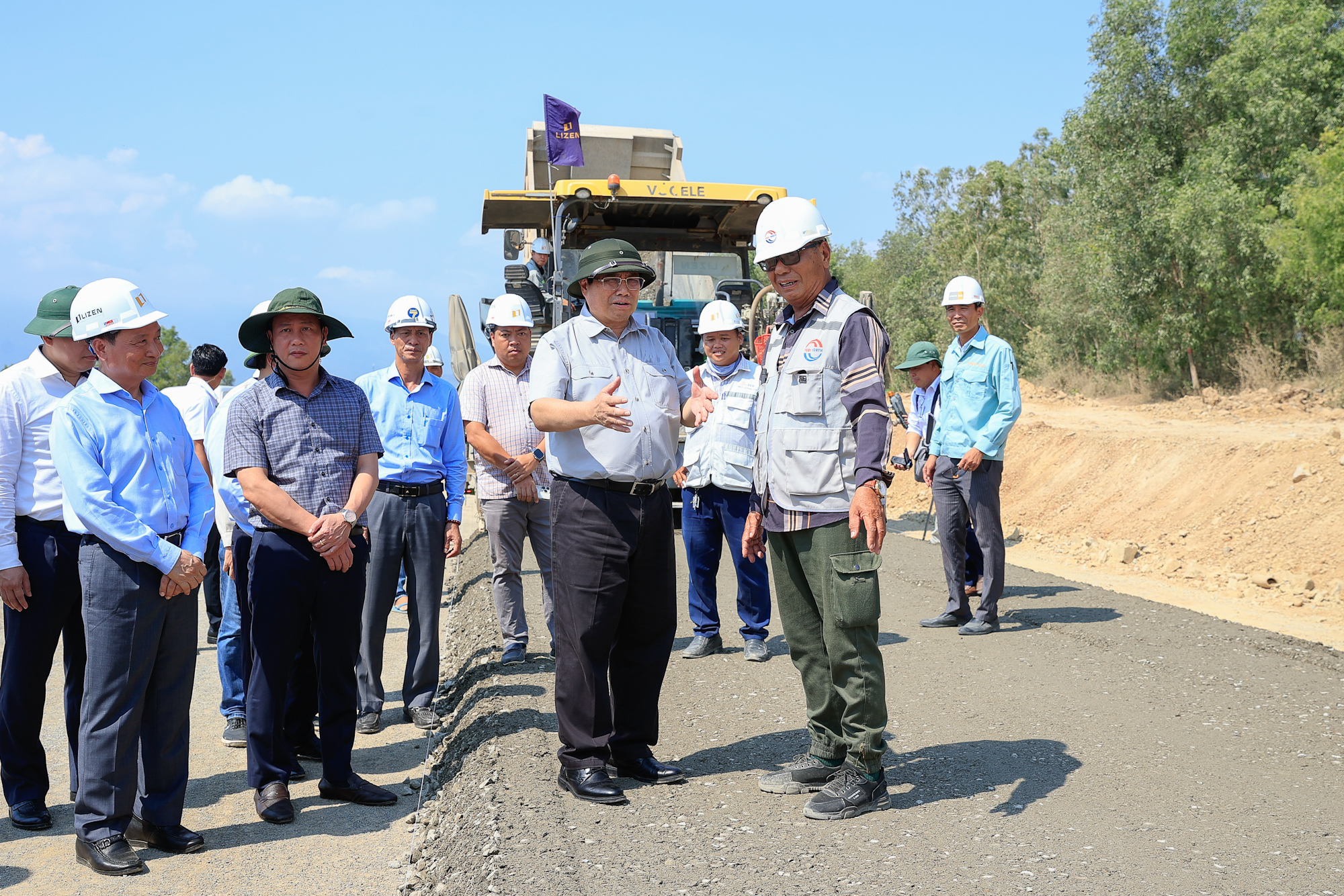 Các nhà thầu đã huy động 42/42 mũi thi công, 1.020 thiết bị và 1.877 nhân lực đồng loạt trên toàn bộ tuyến đường