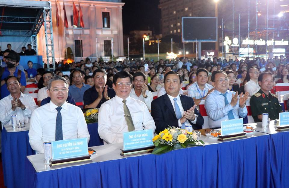 Zentrale Politiker und Politiker der Provinz Khanh Hoa nahmen an der Eröffnungszeremonie des Nha Trang Sea Tourism Festival 2024 teil. 