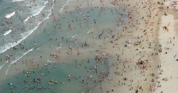 Multitudes acuden a "la playa más hermosa del planeta" para refrescarse