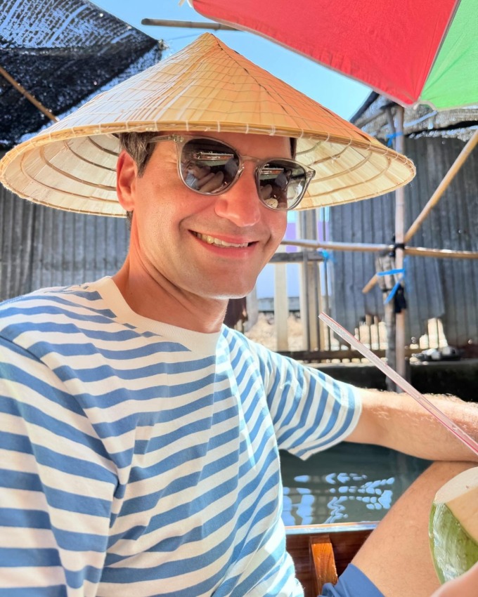 Das Bild von Federer mit konischem Hut während einer Reise in Thailand wurde fälschlicherweise als Zeichen dafür verstanden, dass er in Vietnam eincheckt. Foto: Roger Federer