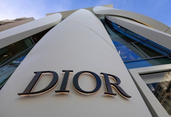 แบรนด์หรู Dior ถูกสงสัยว่าขายกระเป๋าในราคาสูงกว่ามูลค่าจริงถึง 50 เท่า