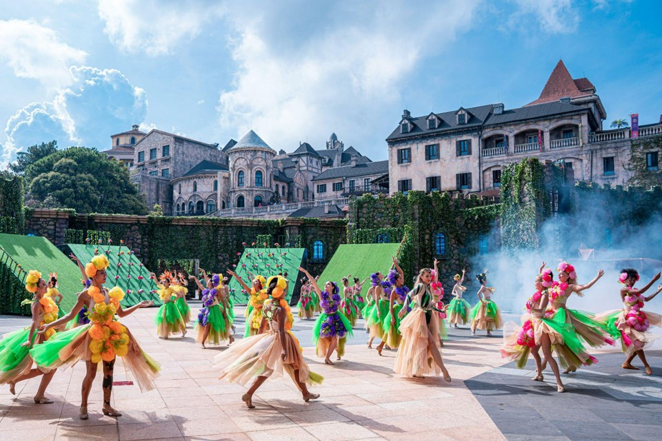 The stage at Noel Plaza on top of Ba Na is as beautiful as a fairyland.