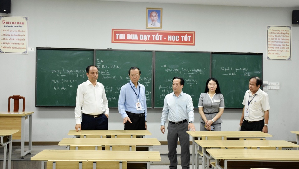 El viceministro de Educación y Capacitación, Pham Ngoc Thuong, y la delegación de trabajo inspeccionaron el trabajo de preparación de exámenes en la escuela secundaria Chu Van An, distrito de Tay Ho.