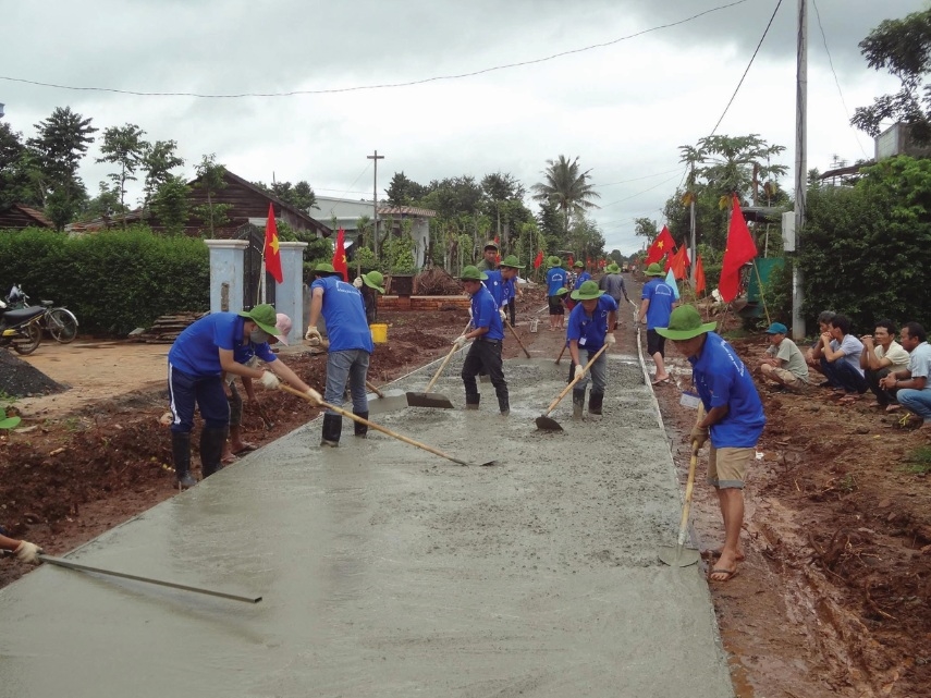 Với nguồn lực từ chính sách dân tộc, huyện Buôn Đôn từng bước hoàn thiện đường giao thông nông thôn