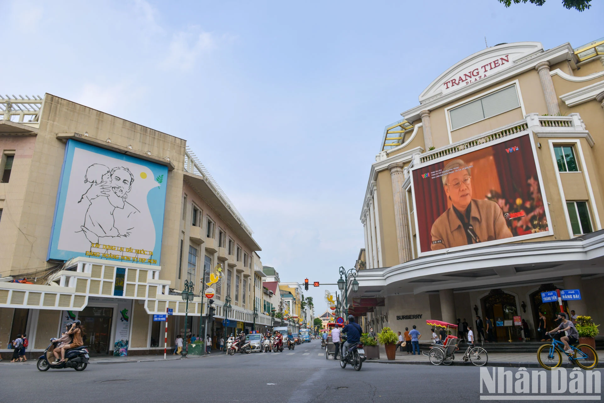 [Foto] Hanoi: Muchos lugares ondean banderas a media asta para conmemorar al Secretario General Nguyen Phu Trong foto 6