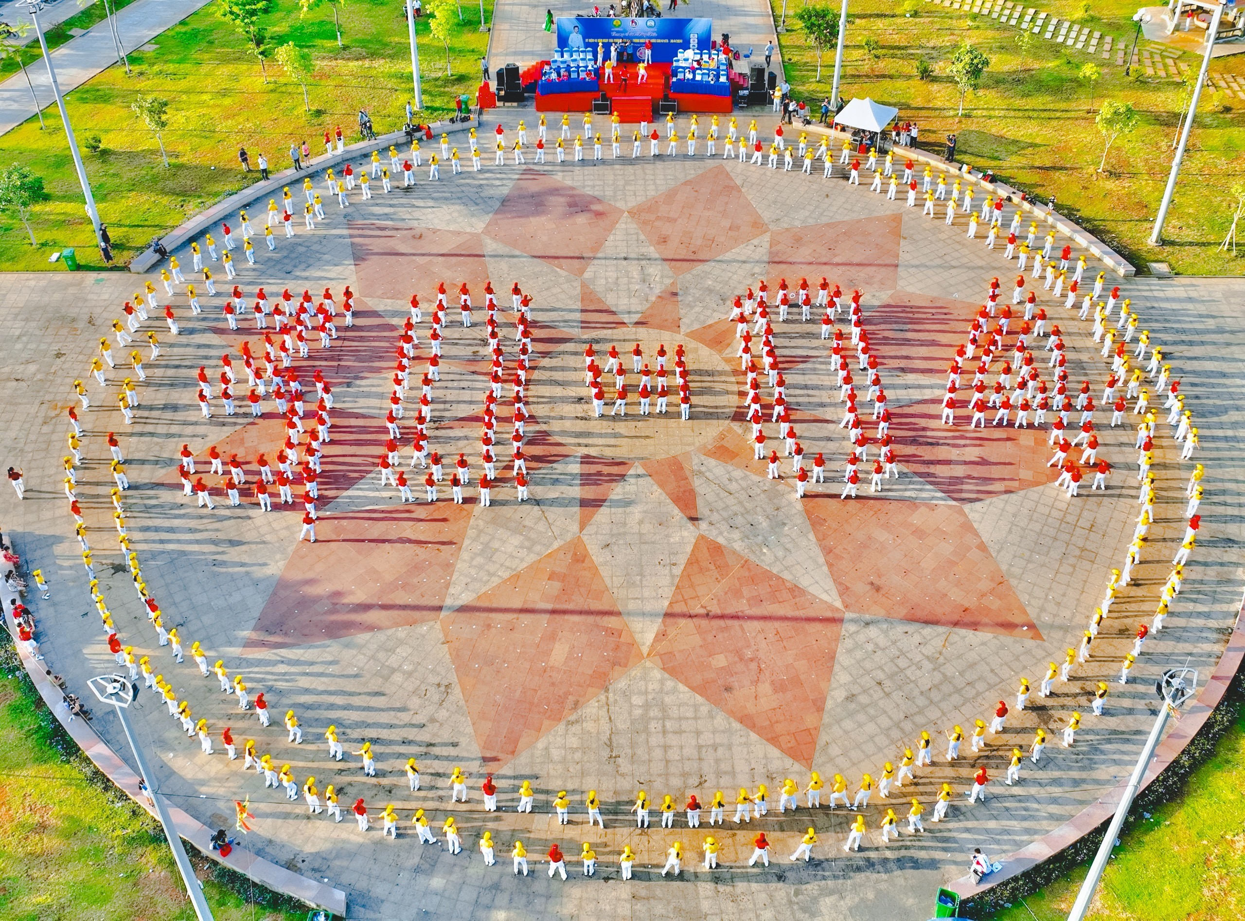 Event - Women of Dong Nai province form a giant picture to celebrate April 30 (Photo 2).