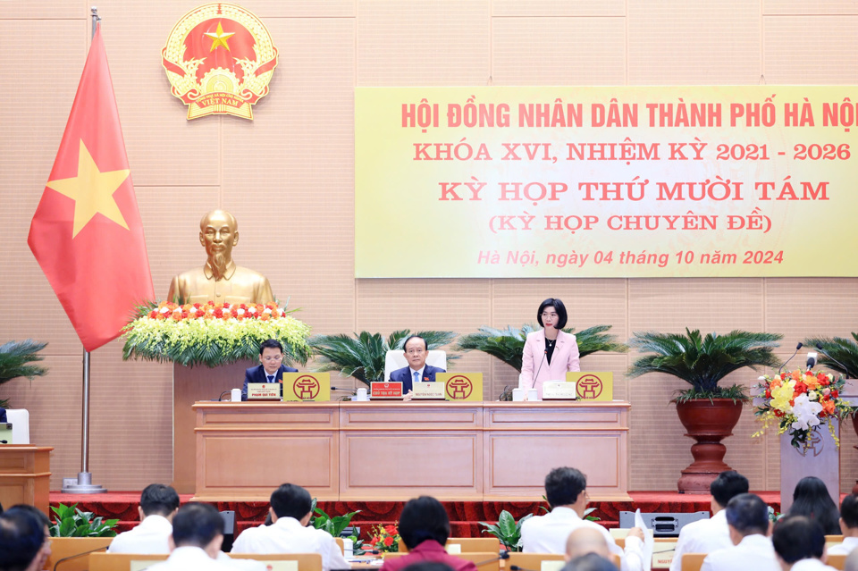 Permanent Vice Chairwoman of Hanoi People's Council Phung Thi Hong Ha speaks at the working session