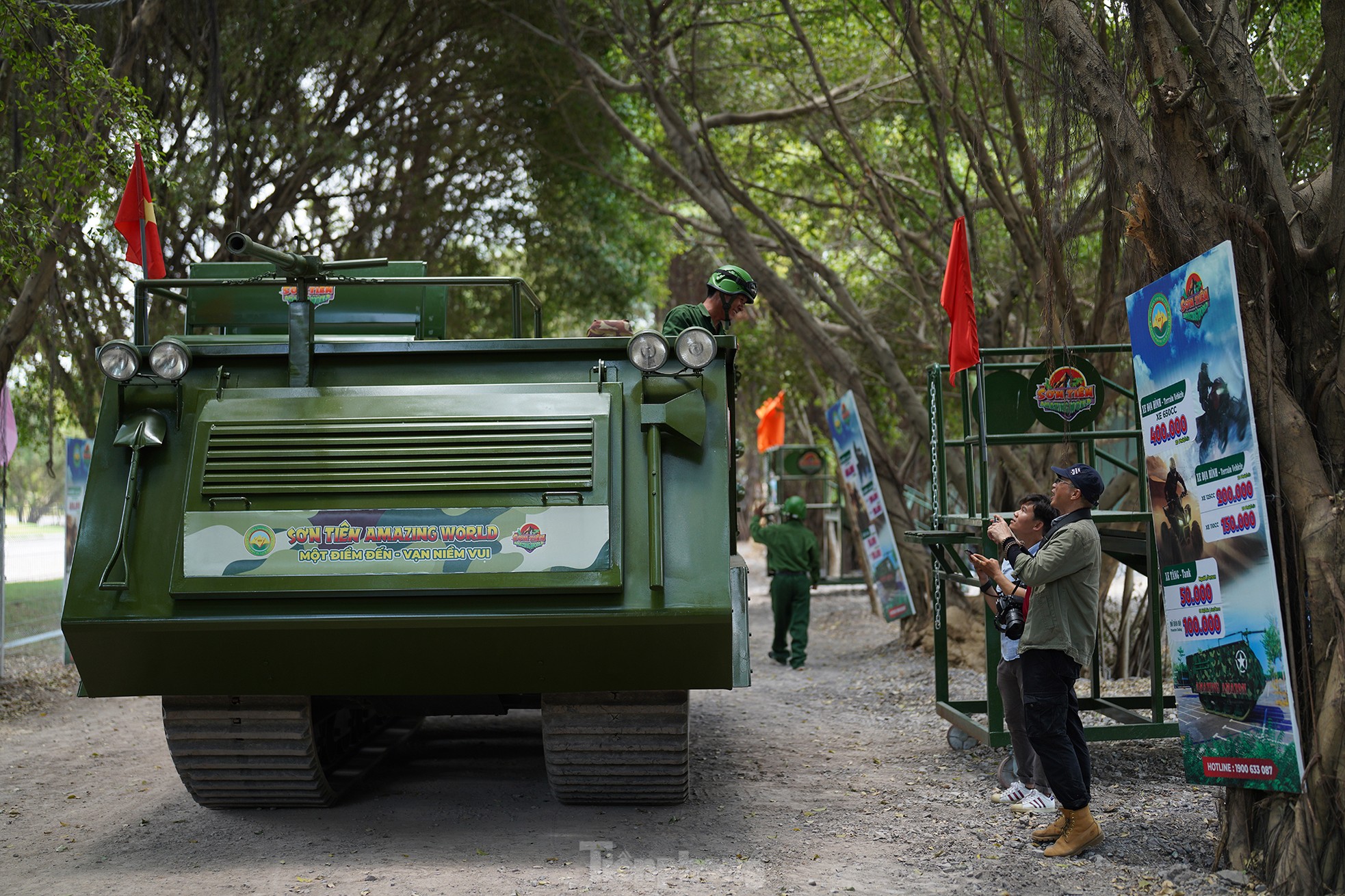 Experience armored vehicles 'crossing the forest' to avoid the heat during the April 30 holiday photo 10