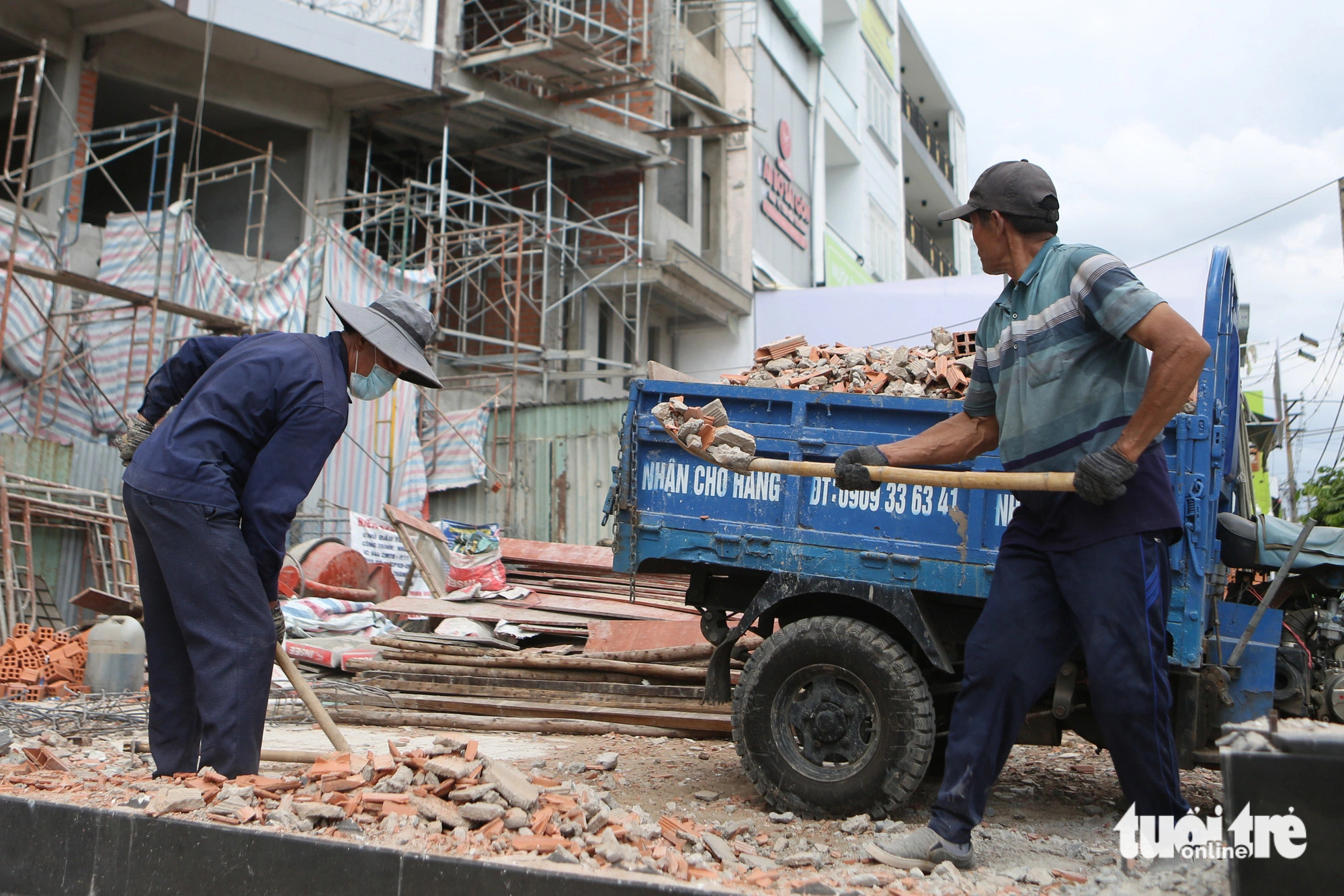 Công nhân thu dọn xà bần sau khi phá dỡ nhà ở số 648 Cách Mạng Tháng Tám