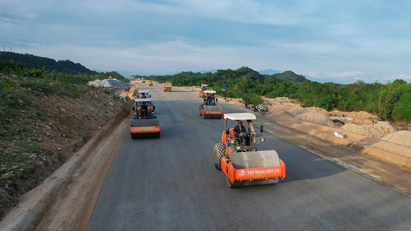 HHV constructs the North-South expressway, Quang Ngai - Hoai Nhon section.