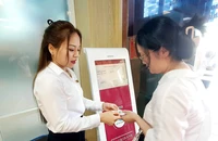 Người dân lấy số thứ tự để mua vàng miếng SJC tại chi nhánh Agribank.