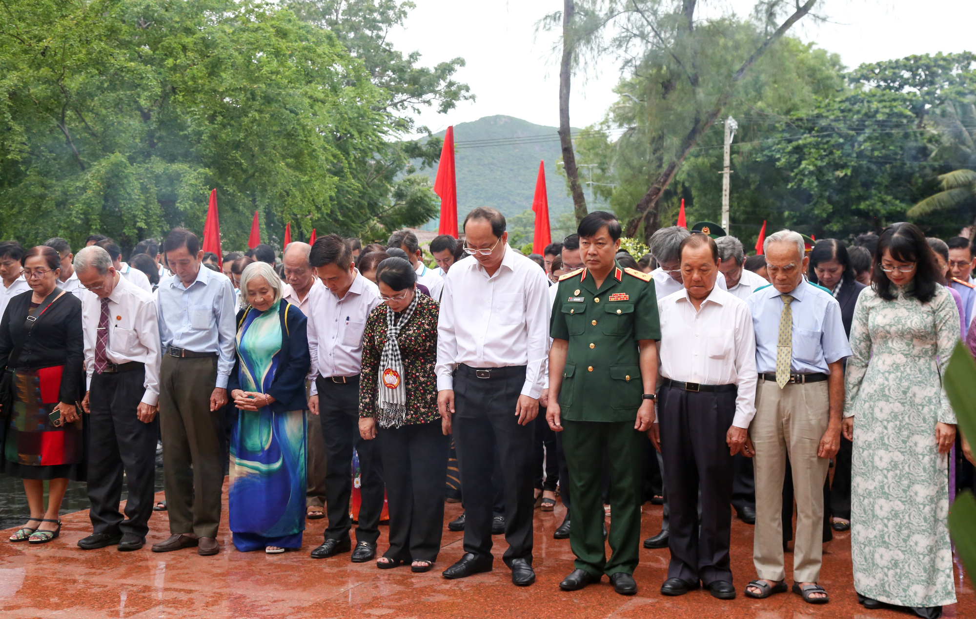 Trước đó, đoàn đại biểu đã đến dâng hương, dành một phút mặc niệm tưởng nhớ các anh hùng liệt sĩ tại nghĩa trang Hàng Keo - Ảnh: THẢO LÊ 