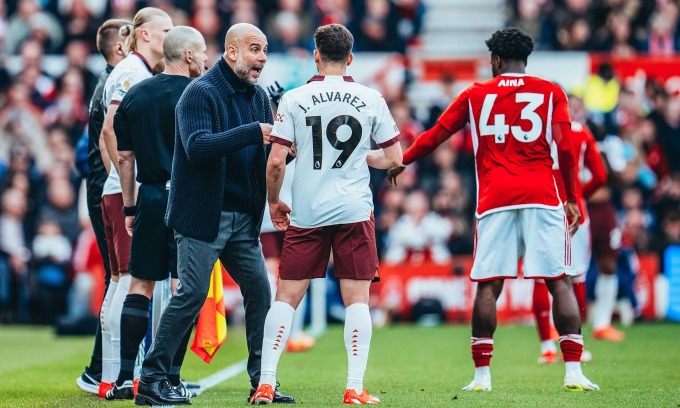 គ្រូបង្វឹក Guardiola បានផ្តល់ដំបូន្មានដល់ខ្សែប្រយុទ្ធ Alvarez អំឡុងពេល Man City យកឈ្នះលើក្រុម Nottingham Forest ក្នុងជុំទី 35 នៃក្របខ័ណ្ឌ Premier League កាលពីថ្ងៃទី 28 ខែមេសា។ រូបថត៖ mancity.com