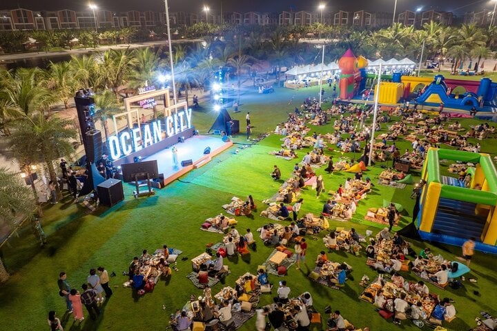 “Thành phố biển” Vinhomes Ocean Park 2 kín khách trong lễ hội Chào hè 2024.
