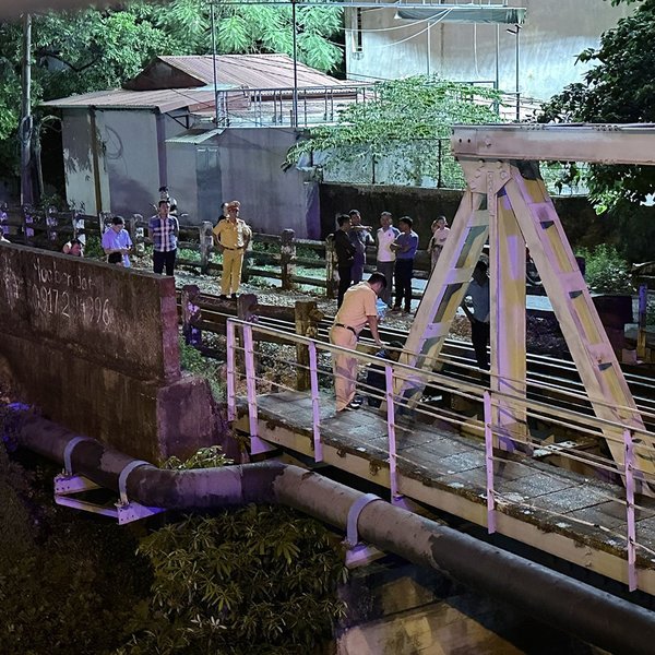 สะพานรถไฟเสียหายหลังเรือบรรทุกชนกัน